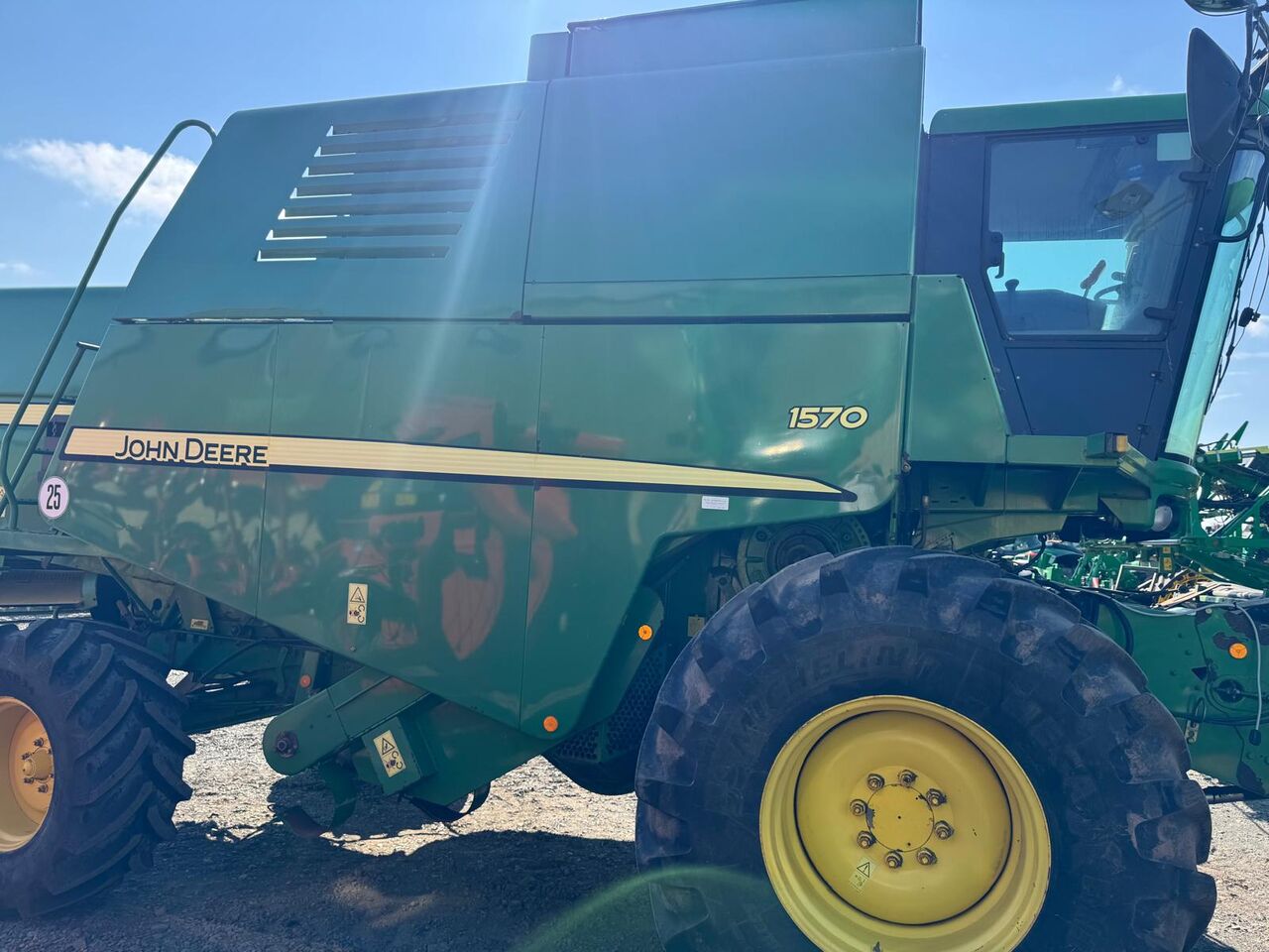 JOHN DEERE 1570